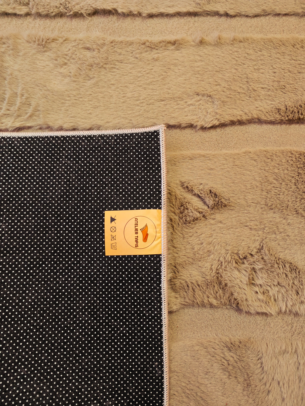 Carved - Tapis doux et élégant C1 Taupe